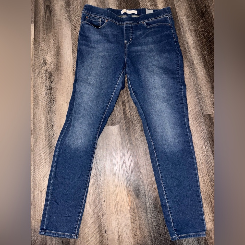 Levi Strauss Signature Gold Women's Totally Shaping Pull-on Skinny Jeans